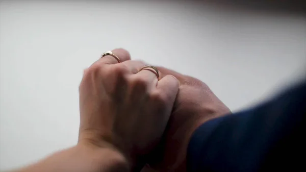Les mains amoureuses. Fermez le marié de la mariée tenant la main. Clip . — Photo