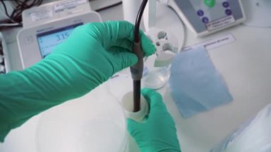 Birinci şahıs bakış bir laboratuvarda çalışan personel. Küçük. Laboratuvar, birinci şahıs bakış sıvı reaktif kontrol genç kimya teknisyeni