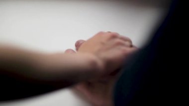 Aşk elinde. Gelin Damat kadar elini tutarak kapatın. Klip.