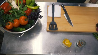 Taze çiğ bahar sebzeler. Küçük. Gıda Vejetaryen arka plan. Domates, salatalık, turp, Metal sepet içinde marul yaprakları. Üstten Görünüm.