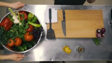 Taze çiğ bahar sebzeler. Küçük. Gıda Vejetaryen arka plan. Domates, salatalık, turp, Metal sepet içinde marul yaprakları. Üstten Görünüm.