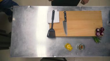 Taze çiğ bahar sebzeler. Küçük. Gıda Vejetaryen arka plan. Domates, salatalık, turp, Metal sepet içinde marul yaprakları. Üstten Görünüm.