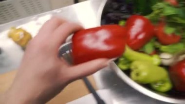 İnsan elinden yemek sebze salata mutfak masada closeup. Küçük. Sağlıklı yemek ve vejetaryen kavramı. Pişirme, gıda ve ev concept