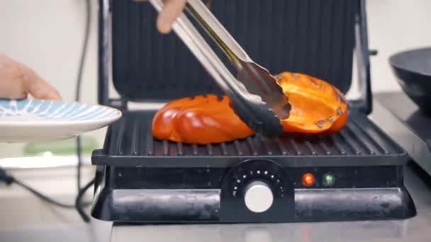 Schön geröstete rote Paprika. Clip. Zubereitung von gegrilltem Pfeffer. Grillgemüse auf dem Grill. gesunde Mahlzeit bei flammender Hitze — Stockvideo