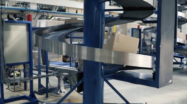 Karton kutu fabrikasında Konveyör bant üzerinde. Küçük. Üretim hattı üzerinde kutuları bir sarmal hareket