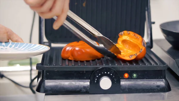 Peperoni rossi ben tostati. Clip. Preparazione al pepe alla griglia. Verdure alla griglia. Farina alimentare sana su fuoco caldo — Foto Stock