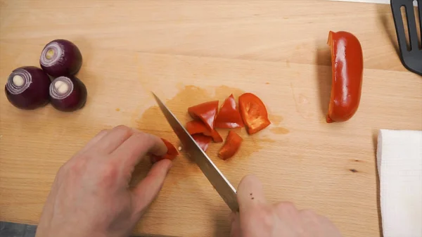 Primo piano di mani umane cottura insalata di verdure in cucina sul tavolo. Clip. Pasto sano e concetto vegetariano. Cucina, cibo e concetto di casa — Foto Stock