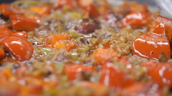 Biftek salata ve biber. Küçük. Meksika sığır eti fajitas demir tavada. Yakın - up vaktinde bir tavada pişirme — Stok fotoğraf