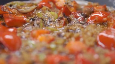 Biftek salata ve biber. Küçük. Meksika sığır eti fajitas demir tavada. Yakın - up vaktinde bir tavada pişirme. Döngü