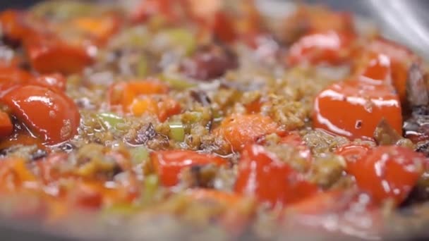 Biftek salata ve biber. Küçük. Meksika sığır eti fajitas demir tavada. Yakın - up vaktinde bir tavada pişirme — Stok video