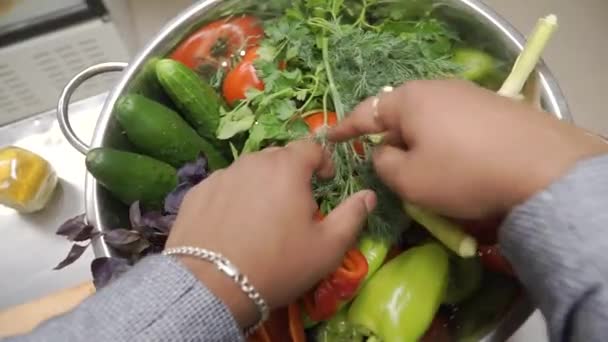 Comida mexicana. Clip. El hombre completa la preparación del plato Fajitas de Carne - Plato tradicional de México. Comida mexicana en plancha de hierro — Vídeo de stock