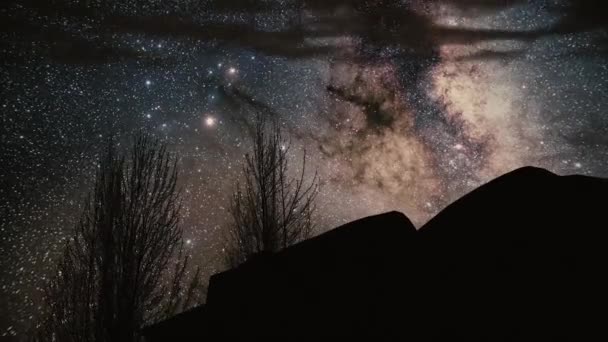 Timelapse Storm over Monument Valley rock revela. Star Trails Galaxy gira atrás da rocha. Via Láctea Night Sky Wide Panorama. Timelapse Via Láctea na praia. Prazo de validade — Vídeo de Stock