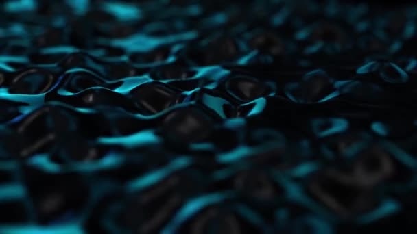 波と油で波紋アニメーション。ビジュアル波油しみ、黒地にカラフルな背景を抽象的な 3 d レンダリング コンピューター生成します。暗い液体水の波状の表面。アニメーション — ストック動画
