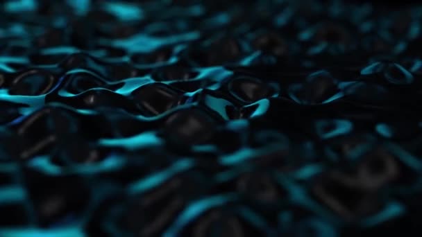 Animation des vagues et des ondulations dans l'huile noire. Fond coloré abstrait avec tache d'huile d'onde visuelle sur noir, 3d rendant générateur d'ordinateur. Surface ondulée d'eau liquide sombre. Animation de 