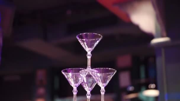 Pirâmide de vidro de champanhe. Clipe. Pirâmide de copos de vinho, champanhe, torre de champanhe — Vídeo de Stock