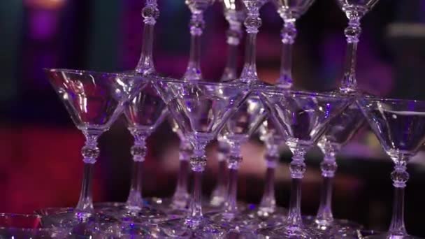 Champagne glass pyramid. Clip. Pyramid of glasses of wine, champagne, tower of champagne — Stock Video