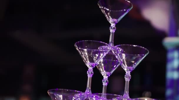 Pirâmide de vidro de champanhe. Clipe. Pirâmide de copos de vinho, champanhe, torre de champanhe — Vídeo de Stock