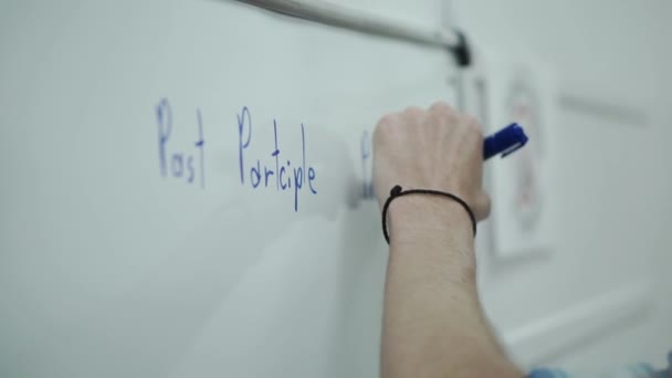 Chytrý muž píše na tabuli. Klip. Detail člověka píše psaní na palubě — Stock video
