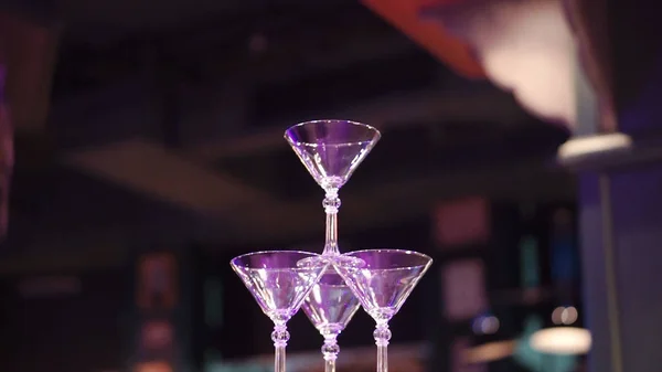 Champagne glaspyramid. Klipp. Pyramid av glas vin, champagne, tornet Champagne — Stockfoto