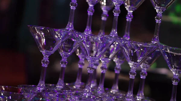 シャンパン グラスのピラミッド。クリップ。ワイン、シャンパン、シャンパン タワーのガラスのピラミッド — ストック写真