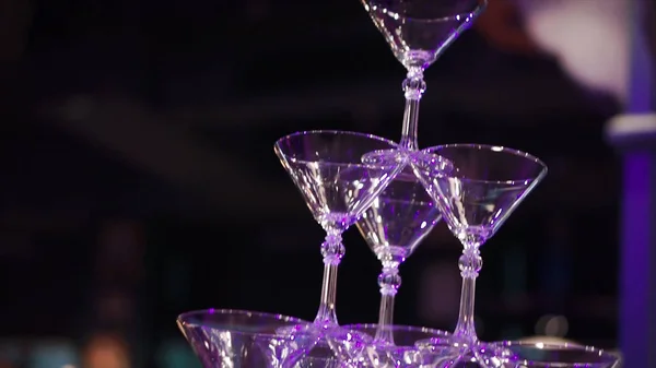 シャンパン グラスのピラミッド。クリップ。ワイン、シャンパン、シャンパン タワーのガラスのピラミッド — ストック写真