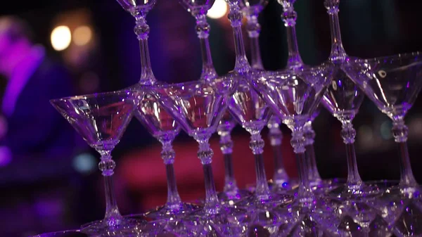 Champagne glazen piramide die was. Clip. Piramide van de glazen toren van champagne, wijn, champagne — Stockfoto