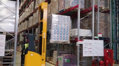 Moskova, Rusya - Mayıs, 2017: kamyon fabrikasında kaldır. Küçük. Toptan lojistik, yükleme, sevk irsaliyesi ve insanlar kavramı - yükleyici kargo ambarında taşıyan adam