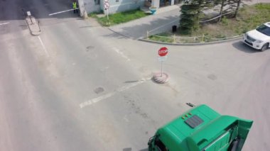 Yarı kamyon römork olmadan. Küçük. Bir römork ve fabrika olmadan van