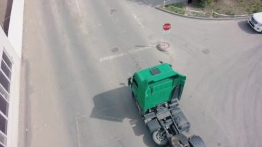 Yarı kamyon römork olmadan. Küçük. Bir römork ve fabrika olmadan van
