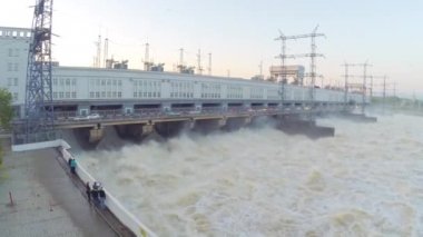 Hidroelektrik Santrali en iyi görünümünü Nehri üzerinde. Küçük. Modern Hidroelektrik Santrali, ucuz elektrik