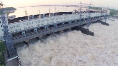 Hidroelektrik Santrali en iyi görünümünü Nehri üzerinde. Küçük. Modern Hidroelektrik Santrali, ucuz elektrik