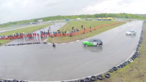 Racing track pit lane asphalt. Clip. Top view of the race cars on wet asphalt — Stock Video