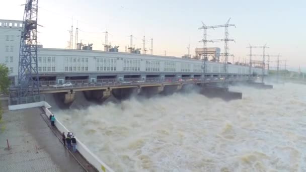 Bovenaanzicht van de waterkrachtcentrale aan de rivier. Clip. Goedkope elektriciteit op de moderne waterkrachtcentrale — Stockvideo