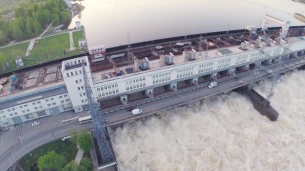 Vista superior de la central hidroeléctrica en el río. Clip. Electricidad barata en la moderna central hidroeléctrica — Vídeo de stock