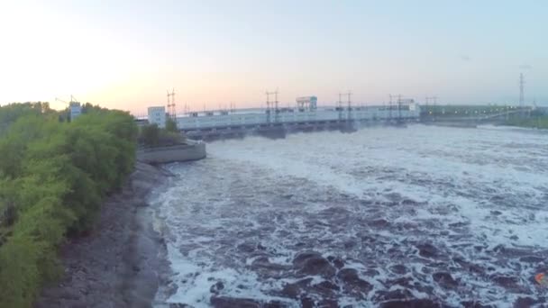 Dam wateropslag de publieke sector is een dam gebouwd voor het opslaan van water voor gebruik tijdens het droge seizoen. Clip. Gebruikt om elektriciteit te produceren — Stockvideo