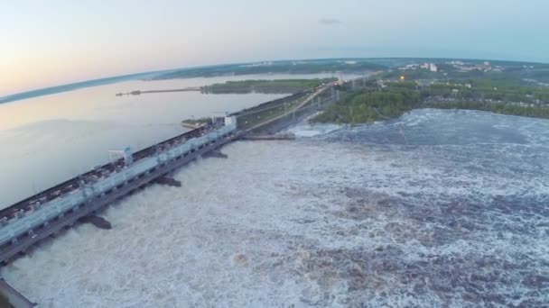 Wasserkraftwerk von oben auf den Kamm Damm. Clip. Blick von oben auf den großen Fluss beim Wasserkraftwerk — Stockvideo