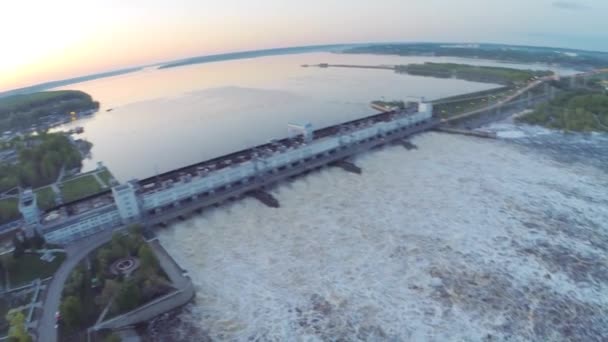 Hydroelectric power station by top view of ridges dam. Clip. Top view of the big river at hydroelectric power station — Stock Video