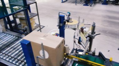 Karton kutu fabrikasında Konveyör bant üzerinde. Küçük. Üretim hattı üzerinde kutuları bir sarmal hareket