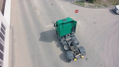Yarı kamyon römork olmadan. Küçük. Bir römork ve fabrika olmadan van