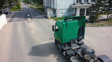 Yarı kamyon römork olmadan. Küçük. Bir römork ve fabrika olmadan van