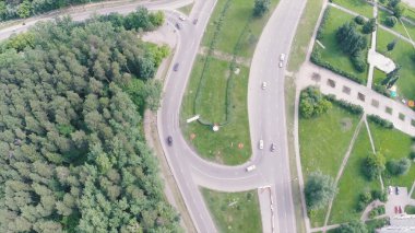 Yükseltilmiş Otoban. Küçük. Havadan görünümü. Üstten Görünüm yol kavşağı. Arka plan doğal yol