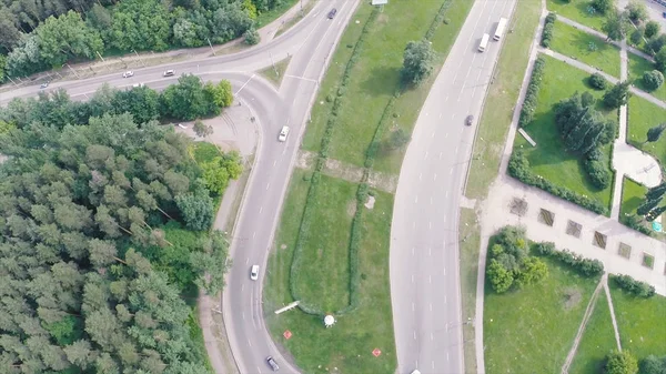 高架高速道路。クリップ。空撮。道路のジャンクションの平面図です。背景風光明媚な道路 — ストック写真