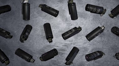 Gri arka plan havaya yükselme çift zamanlı fünye, el bombası el bombası. El bombası döndürme gri arka plan üzerinde göz yaşartıcı