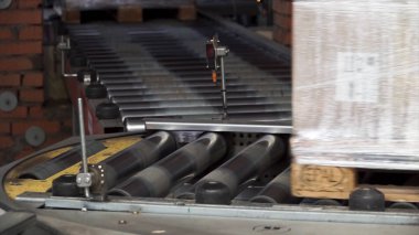 Dağıtım depo sistemi sıralama konveyör rulo. Küçük. Modern rulo konveyör. Malların taşınması için donatım