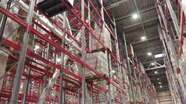 Büyük modern depoda forklift. Ambar iç raflar, Paletler ve kutuları ile. Klip.