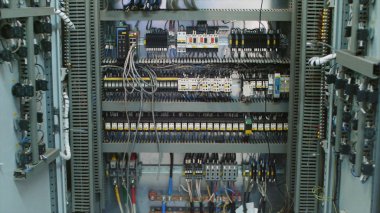 Bir elektrik dağıtım kutusuna teller. Küçük. Sigortalar ve Kontaktörler elektrik paneli. Birkaç Kontaktörler elektrik bir dolabın üst üste düzenlenmiş