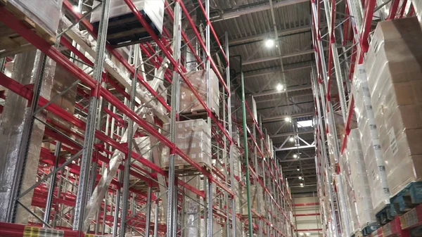 Forklift in the large modern warehouse. warehouse interior with shelves, pallets and boxes. Clip. — Stock Photo, Image