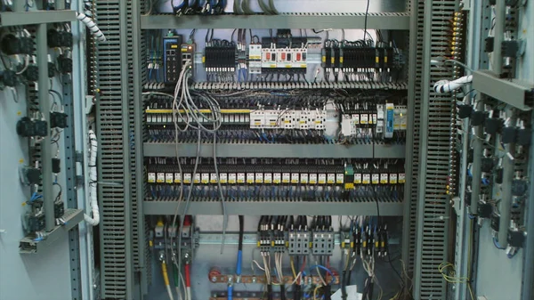 Drähte in einem Verteilerkasten der Elektrizität. Clip. Schalttafel mit Sicherungen und Schütze. mehrere hintereinander angeordnete Schütze in einem elektrischen Schrank — Stockfoto