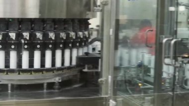 Fabrika ilaçlar, cam şişe konveyör imalatı için. Küçük. Plastik şişe ve şişe üzerinde bir konveyör kayışı fabrika üretimi için