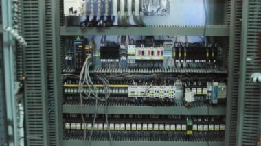 Bir elektrik dağıtım kutusuna teller. Küçük. Sigortalar ve Kontaktörler elektrik paneli. Birkaç Kontaktörler elektrik bir dolabın üst üste düzenlenmiş